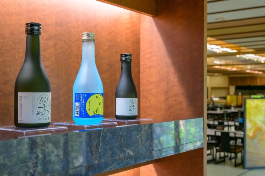 お酒がお出迎えする、お座敷ダイニング「おけさ御殿」入口。