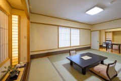 【平安亭ダイニング付和室51平米】12畳和室と4.5畳ダイニングを備えた、寛ぎのお部屋です。