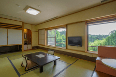 【平安亭和室 角部屋12.5畳】居心地のいいコーナーソファが人気の、角部屋和室です。