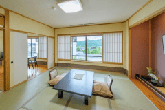 【平安亭ダイニング付和室54平米】12畳和室と7.5畳のダイニングを備えた広々客室です。