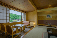 【雅亭和室12.5畳】スタンダード客室。月岡の街並みを眺めながらお連れ様との会話をお楽しみください