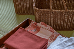 浴衣と籠バッグで、館内湯めぐりをお楽しみください。