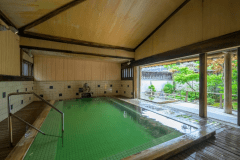 【月岡湯香炉　源氏の湯】硫黄と檜の香りが漂う内風呂です。京風庭園を望む露天風呂もございます。