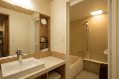 【平安亭和モダン】シモンズベッドを2台備えた客室。広々洗面スペースに、バス・トイレはセパレート。