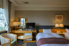 【末広亭ツインルーム27平米】快適な安眠をテーマに、シモンズ社製ベッドとテンピュール枕を備えました。