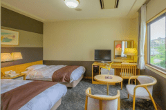 【末広亭ツインルーム19平米】シモンズ社製ベッドを2台備えた、源泉大浴場に一番近い棟のツイン客室です。