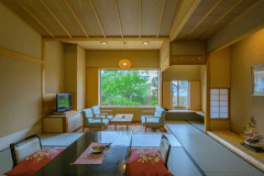 【末広亭和室 檜風呂付】居心地の良い12.5畳の和室。窓の外には専用の空中庭園を設えました。