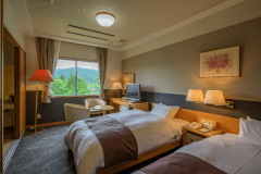 【末広亭ツインルーム27平米】快適な安眠をテーマに、シモンズ社製ベッドとテンピュール枕を備えました。