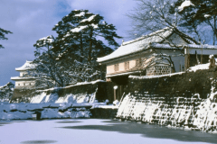 【新発田城】お車で約20分。冬季封鎖のため、雪化粧した城や氷の張ったお堀は門の外から見学しましょう。