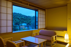 【雅亭和室12.5畳】スタンダード客室。里山ののどかな風景を眺めながらお寛ぎください