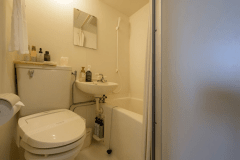 【末広亭シングルルーム】シングルルームのバス・トイレは、コンパクトな3点ユニット仕様です。