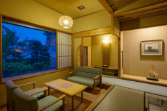 【末広亭和室 檜風呂付】居心地の良い12.5畳の和室。窓の外には専用の空中庭園を設えました。