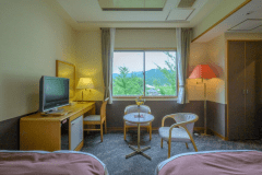 【末広亭ツインルーム19平米】シモンズ社製ベッドを2台備えたツイン客室。山々の眺望をお楽しみください。