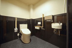 【末広亭ユニバーサルデザインルーム】洗面、バスルーム、トイレは車いすのまま移動できる、広々設計です。
