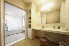 【末広亭ユニバーサルデザインルーム】洗面、バスルーム、トイレは車いすのまま移動できる、広々設計です。