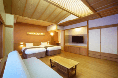 【末広亭ユニバーサルルーム】段差のないエントランス、フローリングの客室で車椅子をご利用の方にも安心してご滞在いただけます