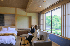 【平安亭デラックス和モダン】足を伸ばしてくつろぐことができる和室と、2つのツインルームを完備。