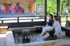 【あしゆ湯足美（ゆたび）】徒歩5分。月岡温泉の名湯を100％源泉掛け流しで楽しめる、無料の足湯。街歩きの休憩にぴったりです。