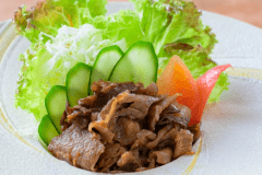 A4ランク以上のにいがた和牛「新発田牛」をすき焼き風に煮てお出しするオリジナルミートサラダ