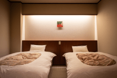 カップルのための贅沢、ツインルームと温泉露天風呂で穏やかな時間。