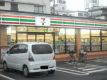 宿から徒歩30秒の位置にコンビニ。