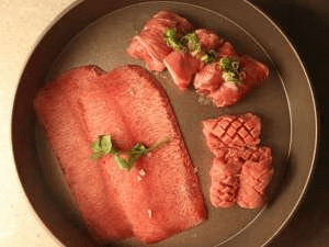 For dinner, we recommend the &ldquo;Rokudan&rdquo; yakiniku course, a signature creation by the owner of Jozankei Meat Shop. (Allergy accommodations not available)