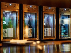 At the drink counter of &ldquo;Sake Shop Jozankei Shoten,&rdquo; we offer alcoholic beverages at prices more wallet-friendly than typical hotels.