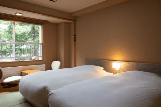 【ツインルーム】広さは8畳。和の畳の空間の中にベッドを備え付け、楽におやすみいただけます。