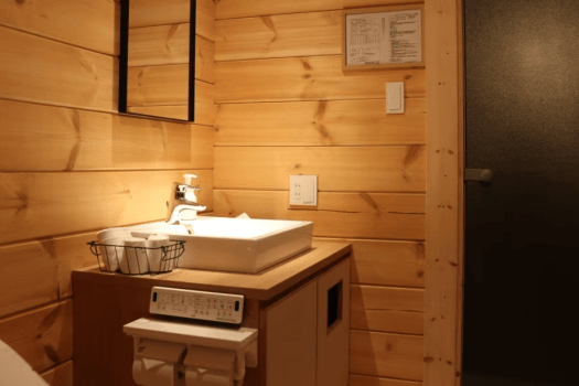 【温泉付コテージ】トイレと洗面スペースです。