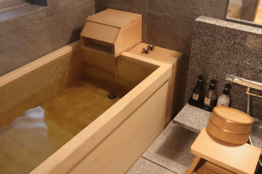 【温泉付コテージ】お部屋に居ながらにして温泉を何度でも。檜の香りにも癒されます。