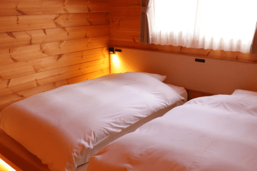 【温泉付コテージ】定員は3名様で、2ベッド＋1ソファベッドのご用意です。