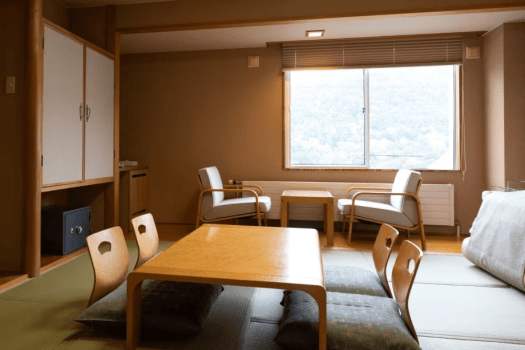 [Japanese-style room] This room is 10 tatami mats in size and can accommodate 3-4 people.