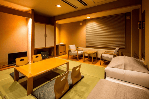 【和室】お布団はお好きな時におやすみいただけるよう、簡単に敷ける状態でお部屋の隅に置かせていただいております。