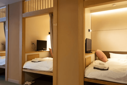 【カプセル『ハタゴノナカ』】広さは畳2.18枚分。従来のカプセルルームよりもゆとりのある小さなお部屋です。