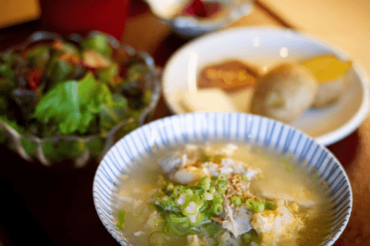 【定山渓精肉店／ご朝食】朝食はカレーまたは雑炊からお好みで。こちらは飲んだ日の翌朝にぴったりの「雑炊」。