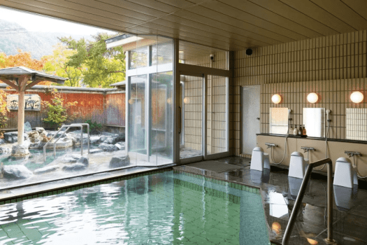 【温泉】ご入浴時間は16時～翌3時、朝は6時～10時。シャンプー、コンディショナー、ボディソープ、綿棒、ドライヤーをご用意しております。