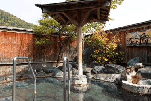 【温泉】露天風呂は源泉100％かけ流しの温泉です。定山渓の清々しい空気にあたりながら、ゆったりとお寛ぎくださいませ。