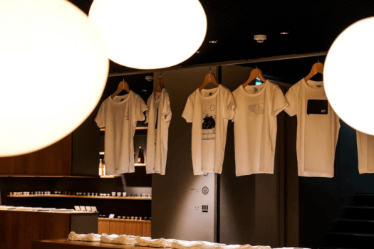 【ロビー】北海道のクリエイターがデザインした﻿オリジナルＴシャツ。﻿これからもう少し柄を増やす予定です。