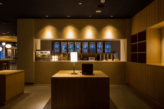 【酒屋 定山渓商店】「酒屋 定山渓商店」のドリンクカウンターでご注文頂いたものは大浴場以外どこで飲んでも構いません。