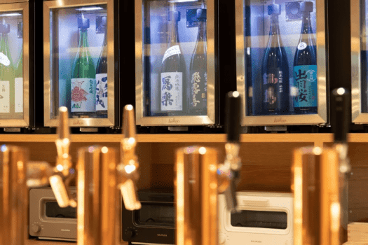 【ドリンクカウンター】「酒屋 定山渓商店」のドリンクカウンターには、一般的なホテルよりもお財布に優しい価格でお酒をご用意しています。