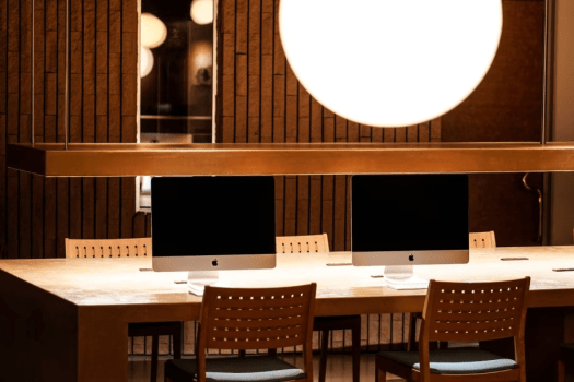 【ロビー】電源のある大きなテーブルはコワーキングスペースとしてもお使い頂けます。