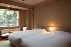 【ツインルーム】広さは8畳。和の畳の空間の中にベッドを備え付け、楽におやすみいただけます。