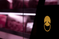 宿の中には精肉店があります。毎日精肉店でカットされた新鮮な肉は、店主こだわりの焼肉コースとして皆様にお召し上がり頂いております。