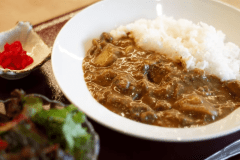 【定山渓精肉店／ご朝食】朝食はカレーまたは雑炊からお好みで。こちらは店主自慢の「カレーライス」。