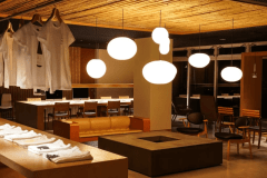 【ロビー】気軽に旅をすること、好きな場所で好きなように過ごすこと、旅籠屋 定山渓商店の自由度は100％です。