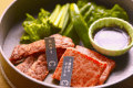 Each part of the meat is cut to its optimal degree, maximizing the sweetness of the fat and the umami of the lean meat. Each part of the meat is cut to its optimal degree, maximizing the sweetness of the fat and the umami of the lean meat.