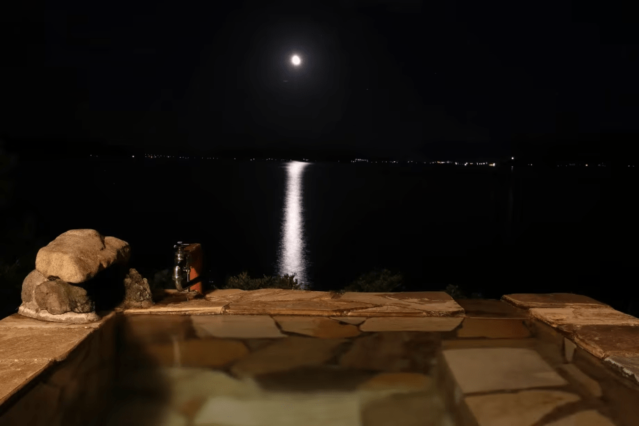 【サザエの湯／オーシャンビュー貸切展望露天風呂】国民的アニメ「サザエさん」に登場した露天風呂。贅沢なかけ流し温泉でゆったり夢心地。晴れた日の夜は月明りと月光の道が見えることも。