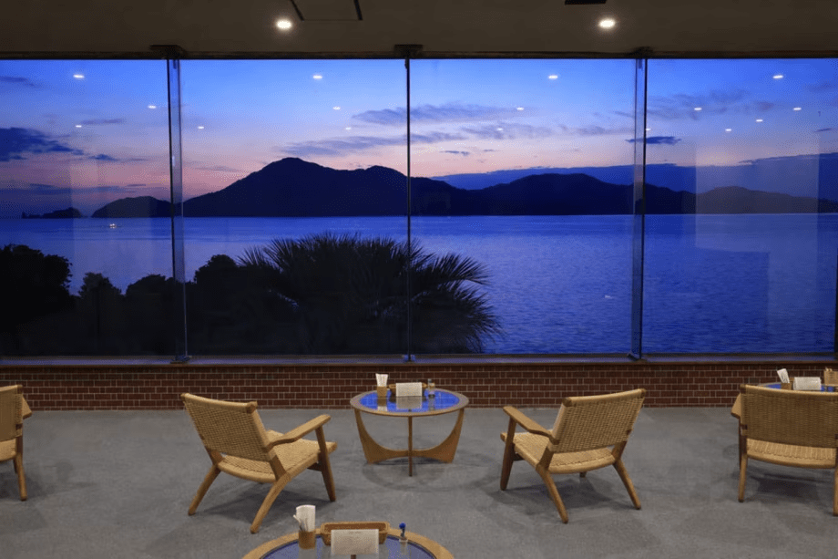 【海の見える展望ラウンジ】海と空が溶け合うパノラマに包まれる展望ラウンジ。静けさに寄り添う贅沢な時間が、日常をそっと遠ざけてくれます。