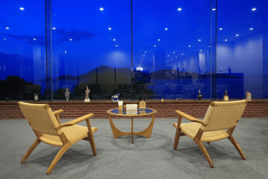 【海の見える展望ラウンジ】夜のラウンジは、夜空と日本海の静寂に包まれる癒しの空間。潮音をBGMに心をほどき、穏やかなひとときを。朝の清々しいヨガや、満月の光に照らされる幻想的なヨガもお楽しみいただけます。