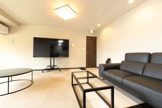 【悠久の季・オーシャンスイート】革張りソファー、ビーズクッション、75型ネットテレビ、専用コーヒーミルなど設置。ユニットバスウォシュレットも。完全プライベートな1階空間で優雅な時をお過ごしくださいませ。